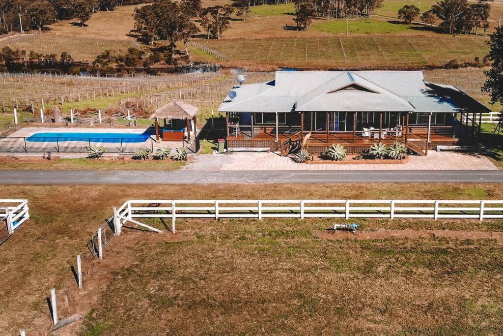 Cooranbong Farm Stay-7 Bedrooms Cottage with Pool and Tennis Court