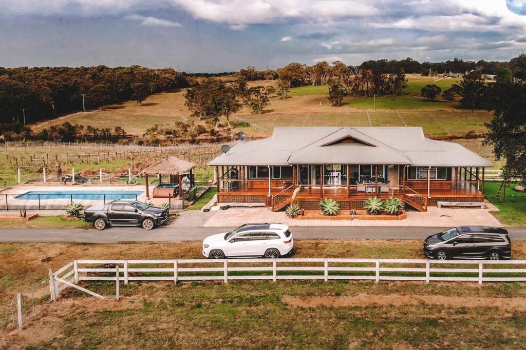 Cooranbong Farm Stay-7 Bedrooms Cottage with Pool and Tennis Court