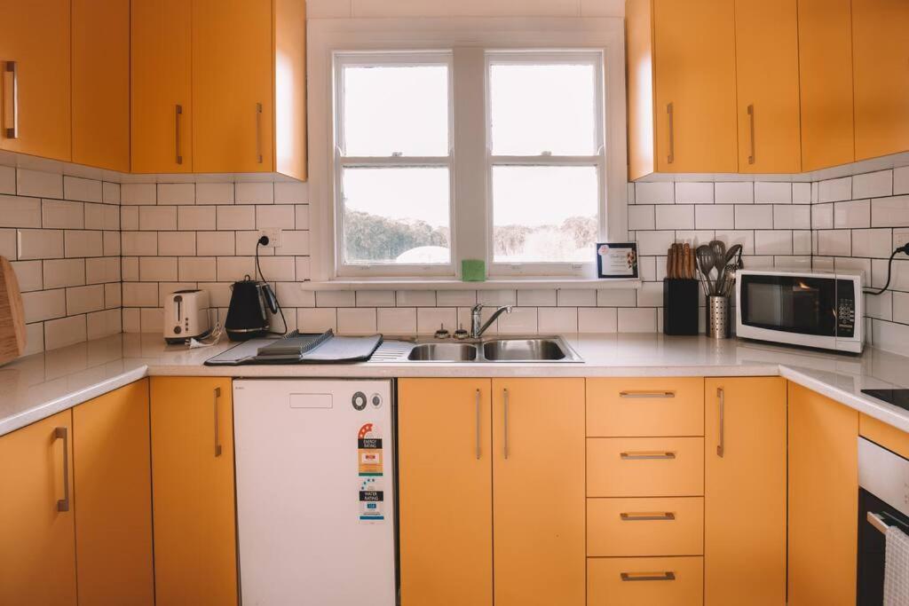 Cooranbong Farm Stay-7 Bedrooms Cottage with Pool and Tennis Court