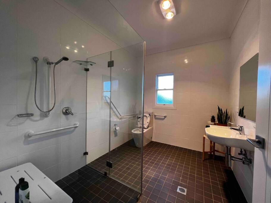 Cooranbong Farm Stay-7 Bedrooms Cottage with Pool and Tennis Court