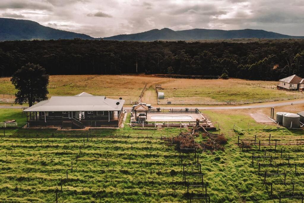 Cooranbong Farm Stay-7 Bedrooms Cottage with Pool and Tennis Court