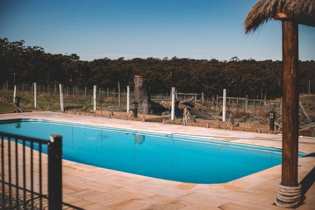 Cooranbong Farm Stay-7 Bedrooms Cottage with Pool and Tennis Court