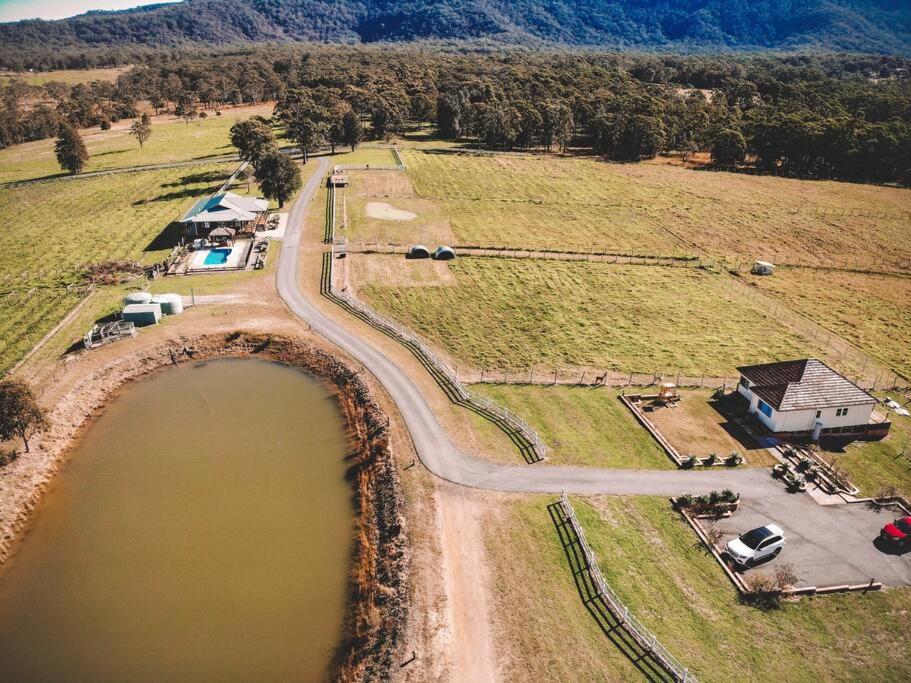 Cooranbong Farm Stay-7 Bedrooms Cottage with Pool and Tennis Court