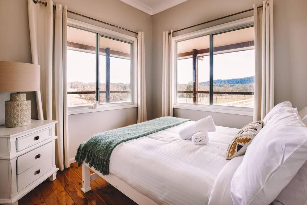 Cooranbong Farm Stay-7 Bedrooms Cottage with Pool and Tennis Court