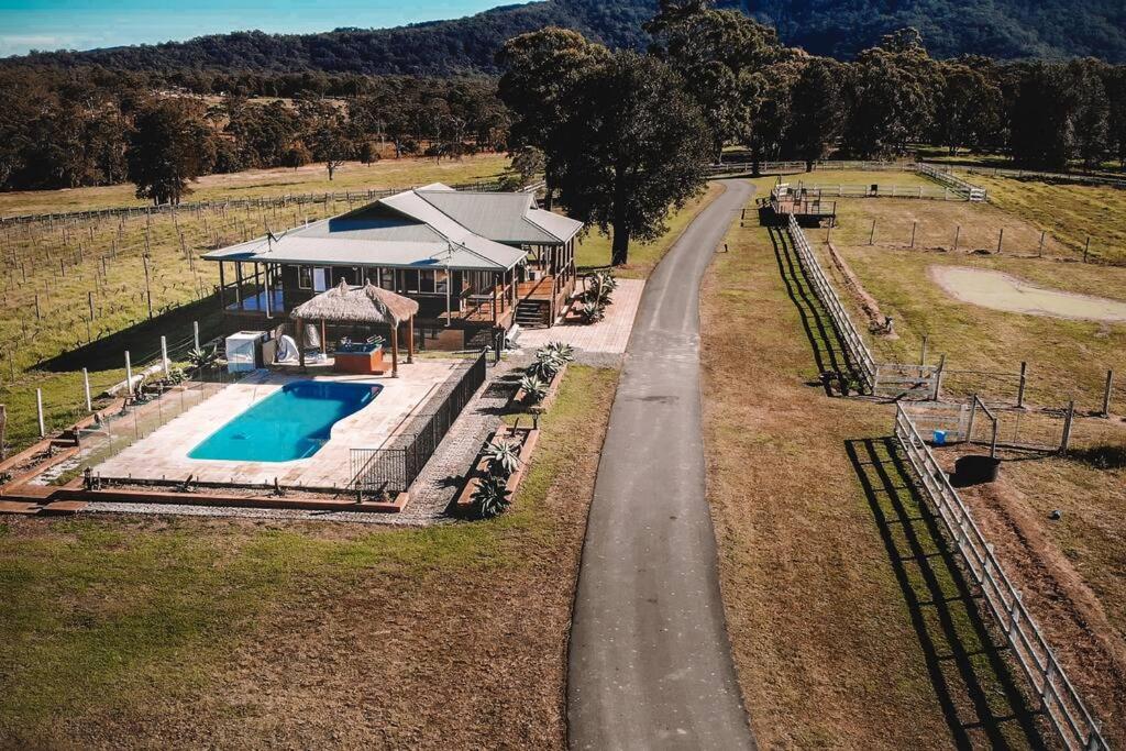 Cooranbong Farm Stay-7 Bedrooms Cottage with Pool and Tennis Court