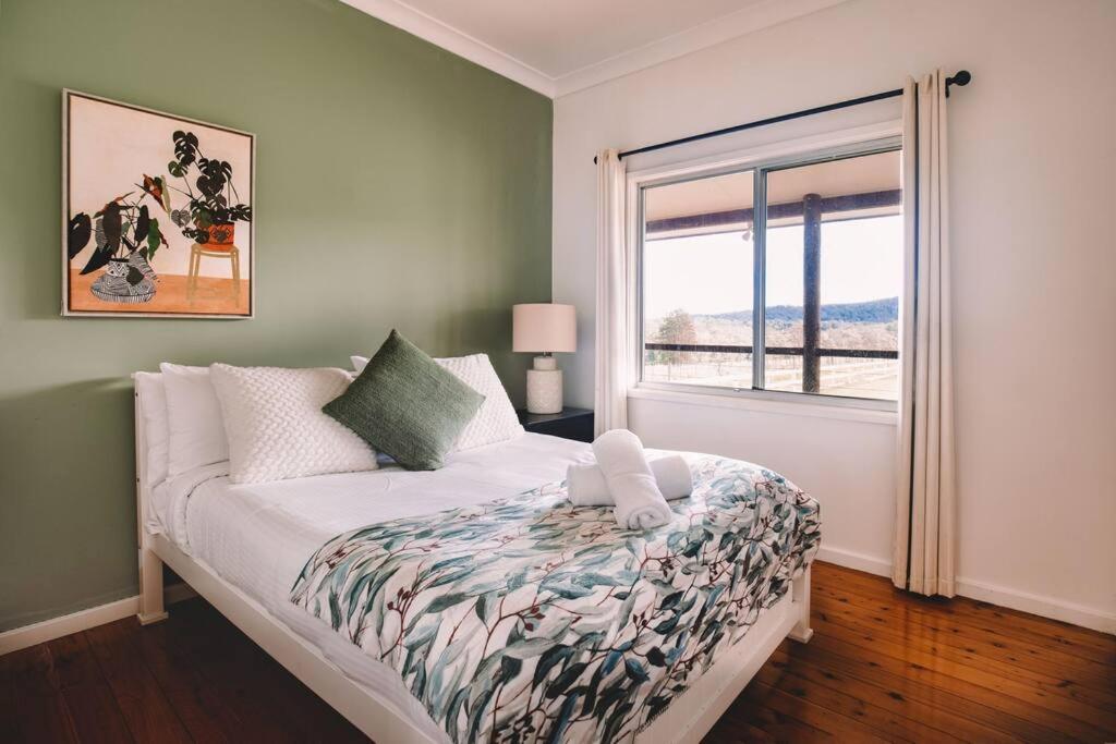 Cooranbong Farm Stay-7 Bedrooms Cottage with Pool and Tennis Court