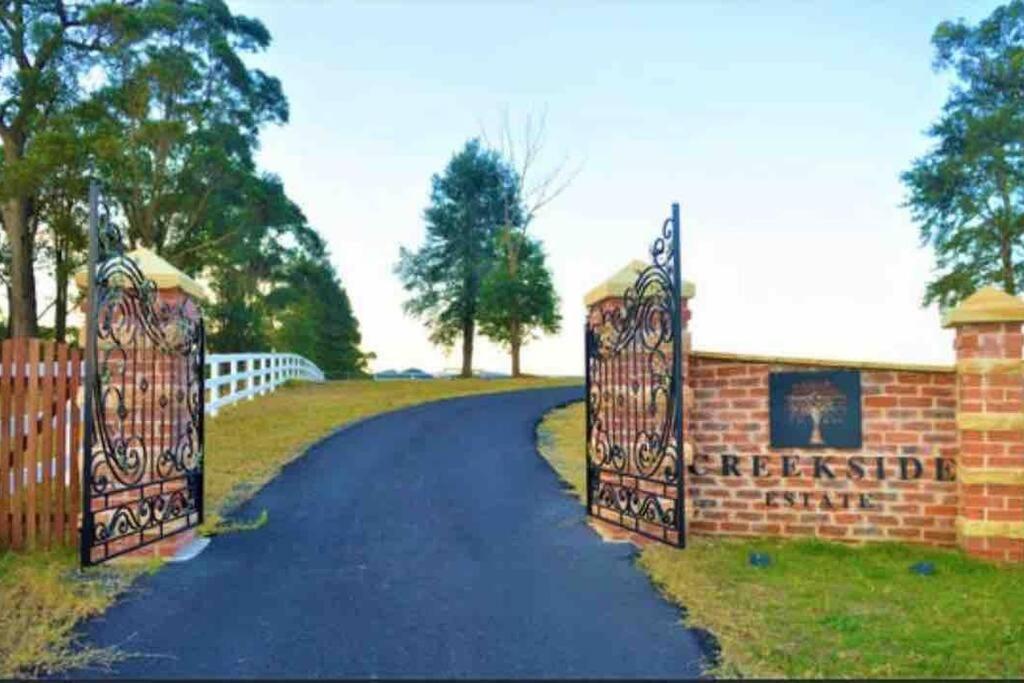Cooranbong Farm Stay-7 Bedrooms Cottage with Pool and Tennis Court