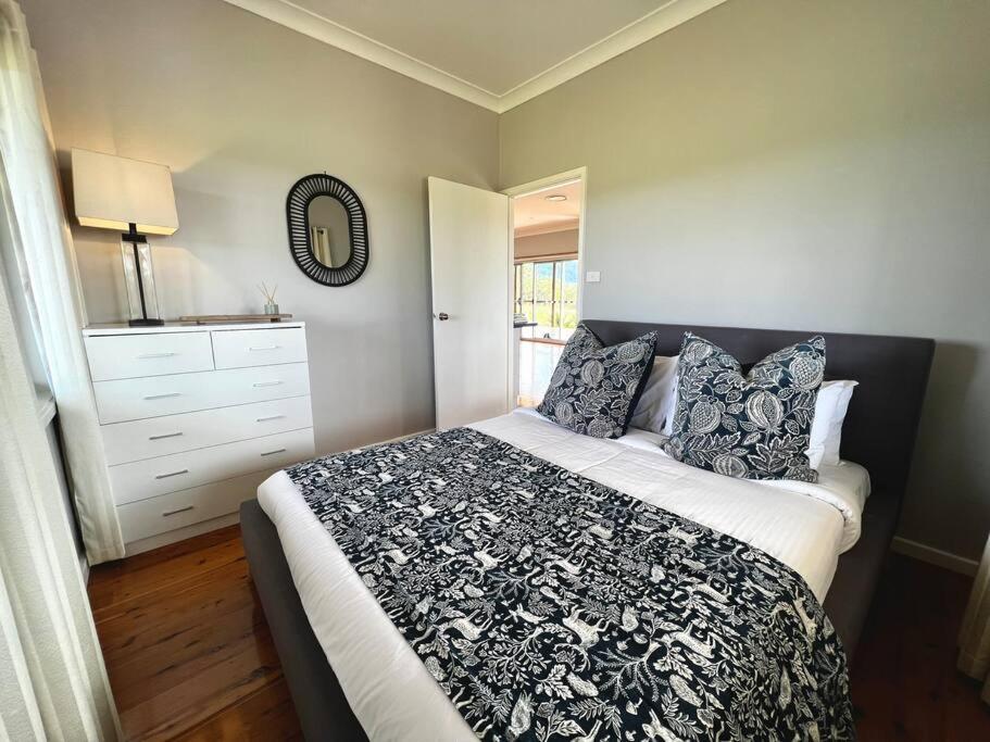 Cooranbong Farm Stay-7 Bedrooms Cottage with Pool and Tennis Court