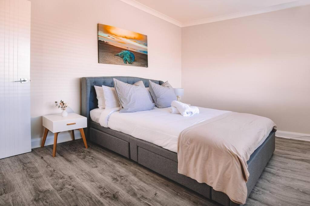 Cooranbong Farm Stay-7 Bedrooms Cottage with Pool and Tennis Court