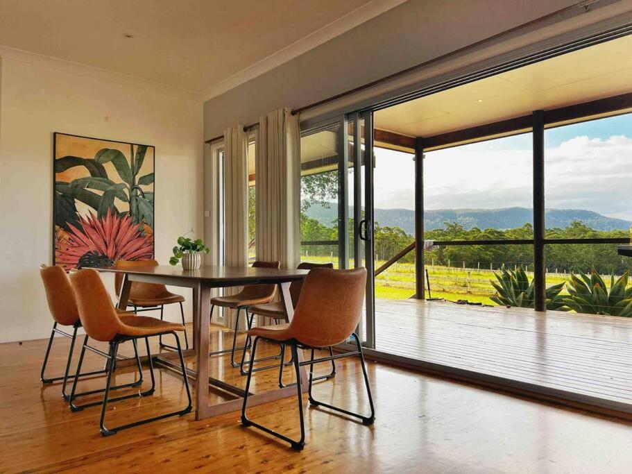 Cooranbong Farm Stay-7 Bedrooms Cottage with Pool and Tennis Court