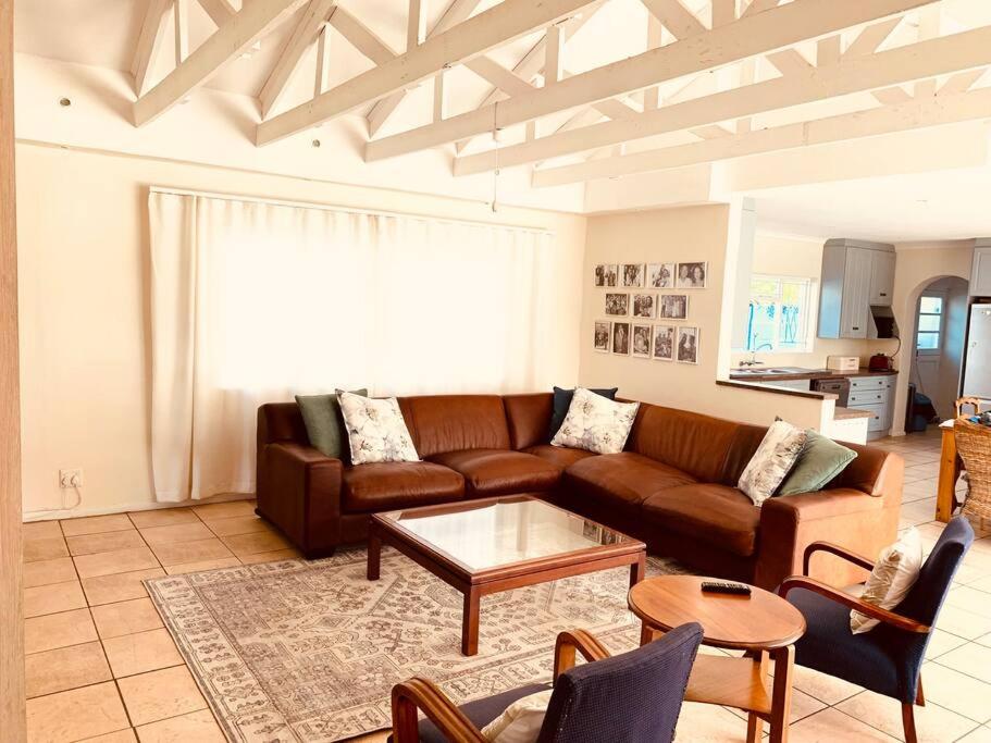 Hermanus 3 Bed Home King Bed with pool walk to sea view 2
