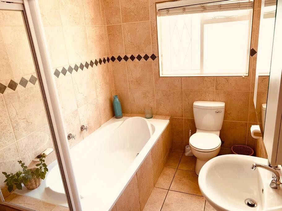 Hermanus 3 Bed Home King Bed with pool walk to sea view 3