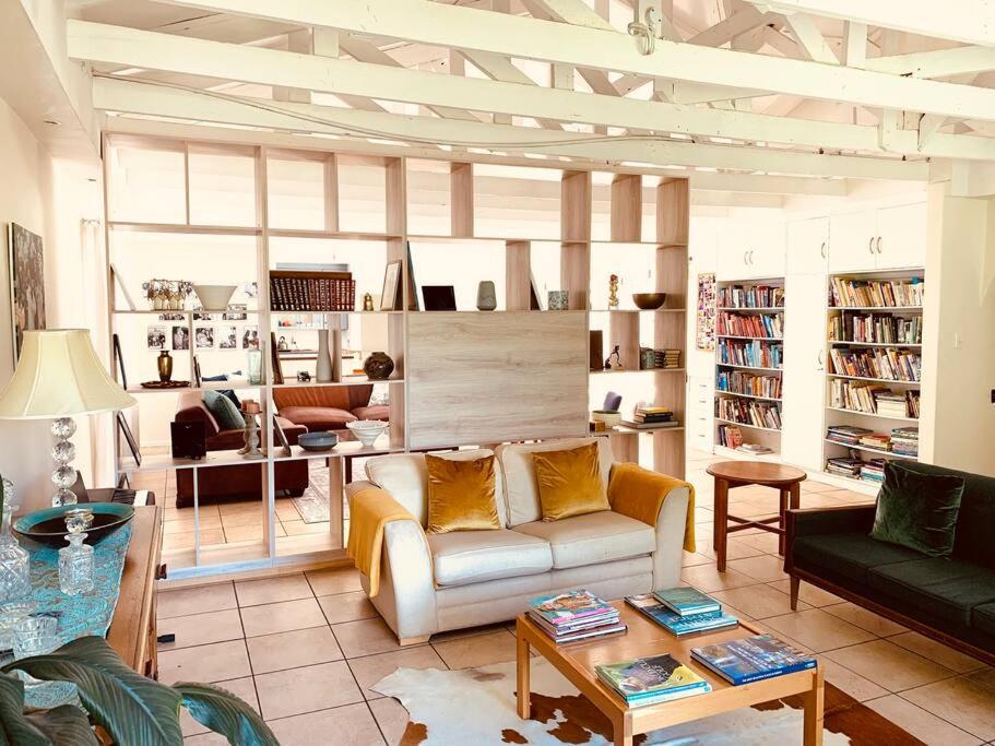 Hermanus 3 Bed Home King Bed with pool walk to sea view 4