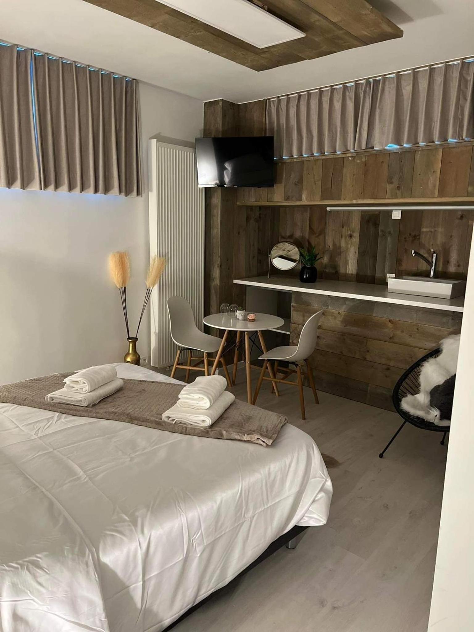 Bruges Vacations - Prachtige kamer in centrum Brugge met badkamer ! - Property Image 7