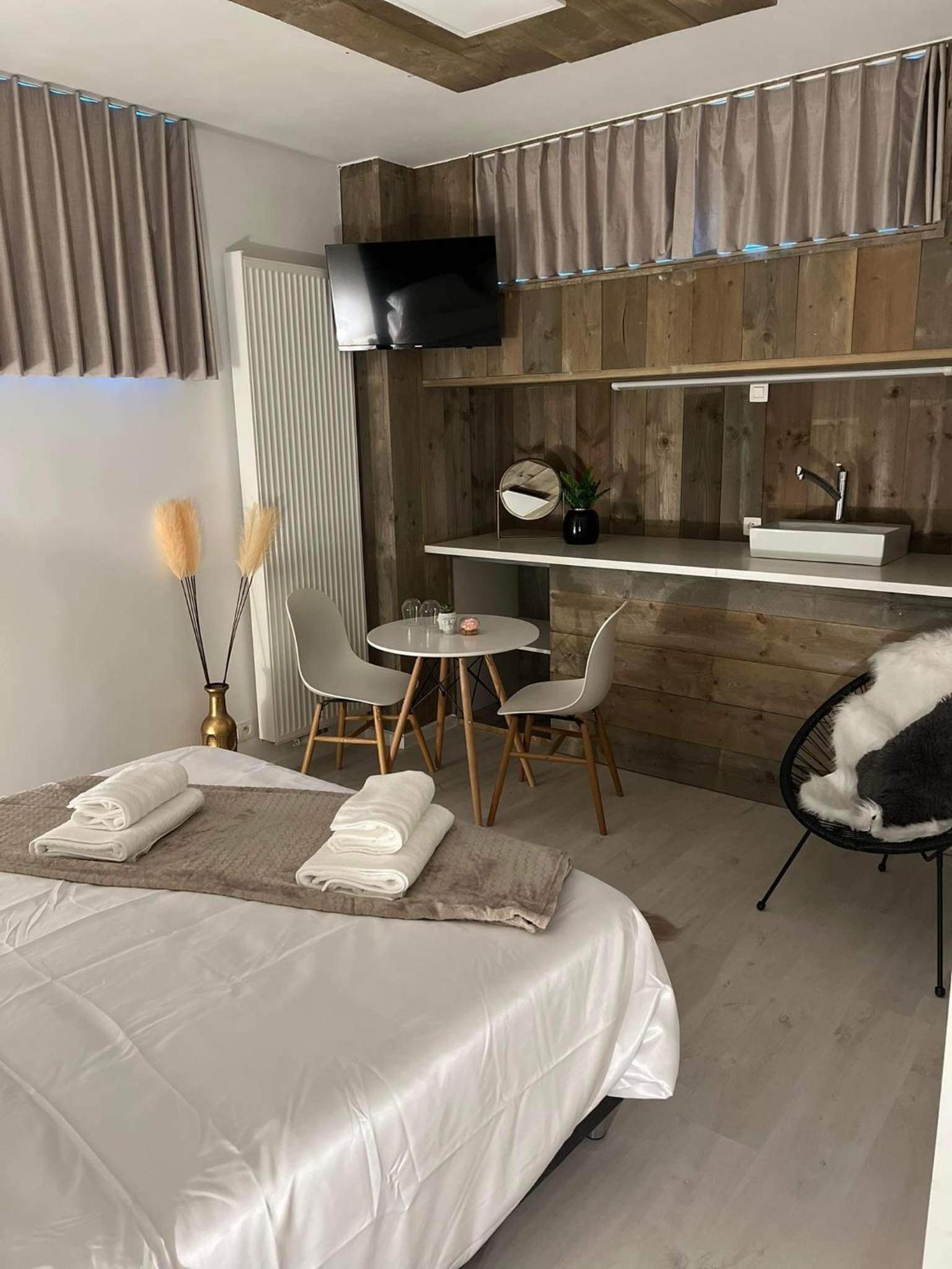 Bruges Vacations - Prachtige kamer in centrum Brugge met badkamer ! - Property Image 6