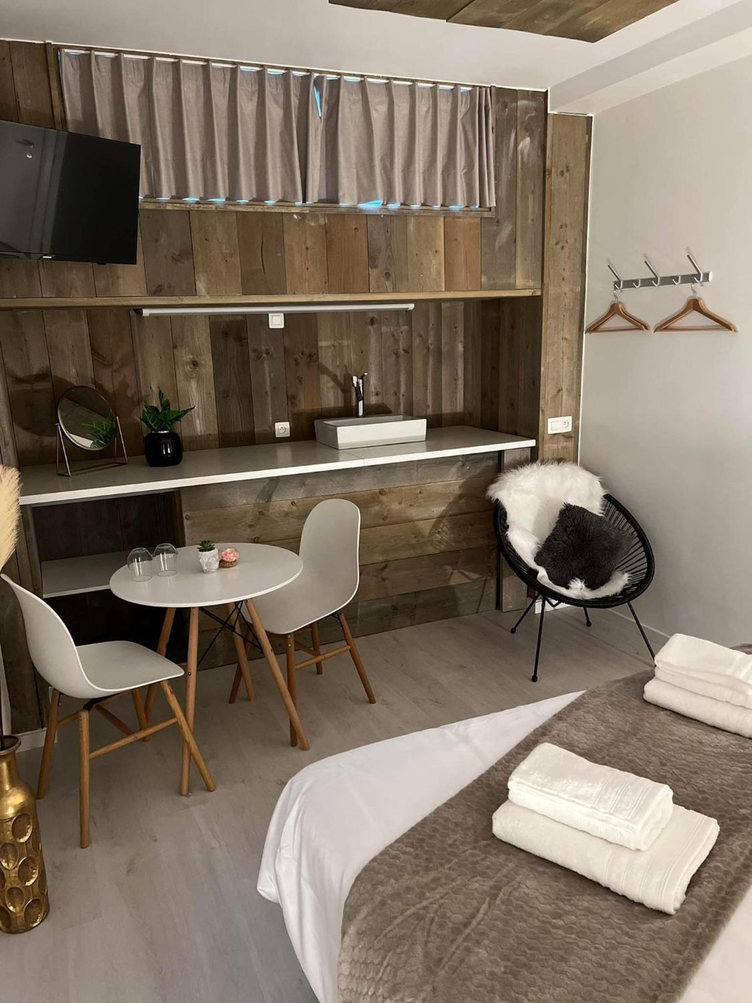 Bruges Vacations - Prachtige kamer in centrum Brugge met badkamer ! - Property Image 26