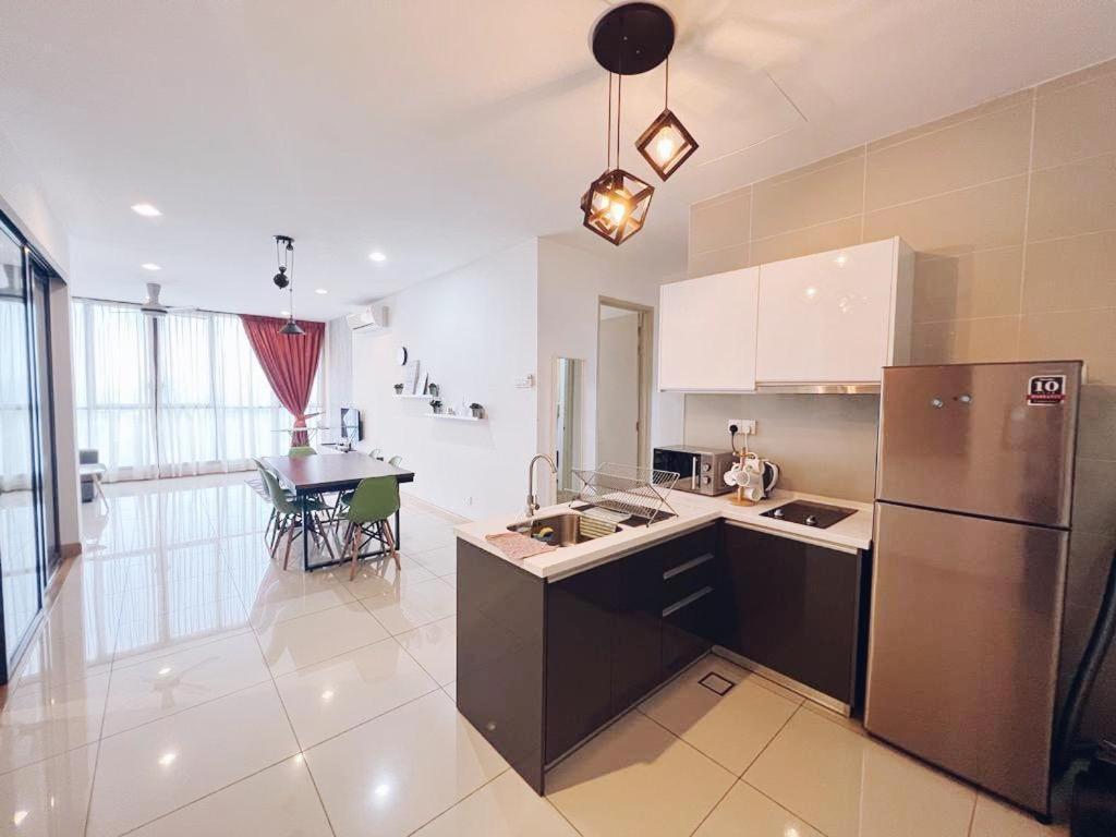 Connected train 3 Bedrooms - ABOVE KLGATEWAY MALL 14