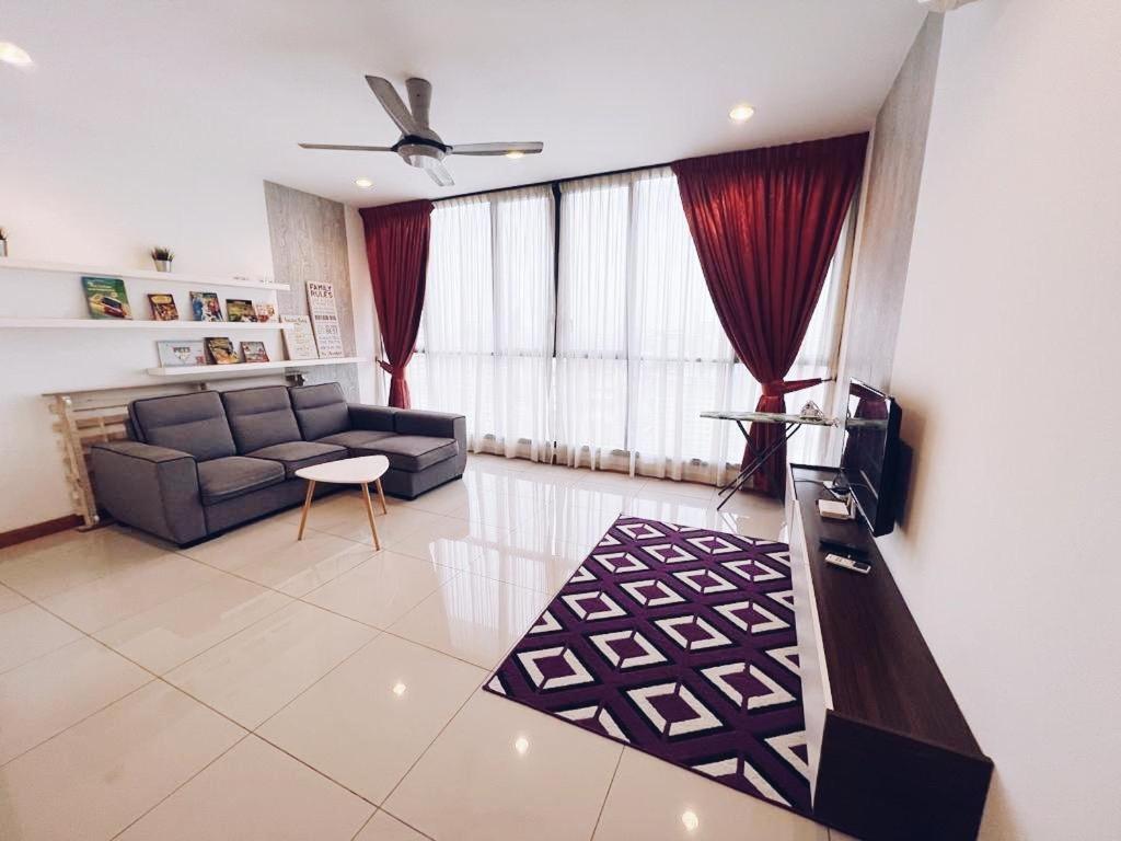Connected train 3 Bedrooms - ABOVE KLGATEWAY MALL 14