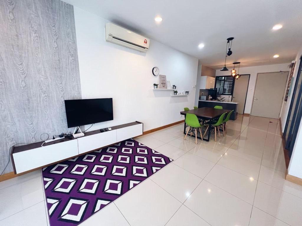 Connected train 3 Bedrooms - ABOVE KLGATEWAY MALL 14