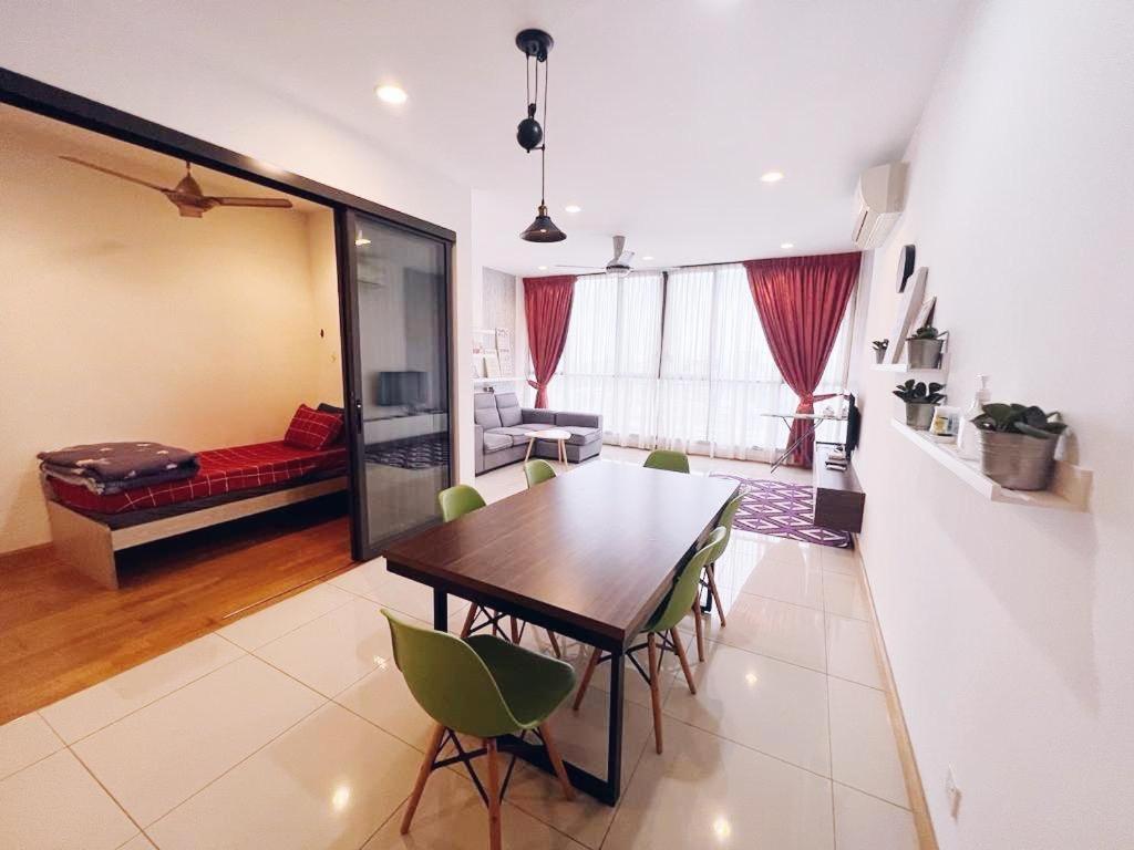 Connected train 3 Bedrooms - ABOVE KLGATEWAY MALL 14