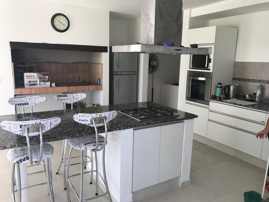 Casa frente al lago en barrio privado