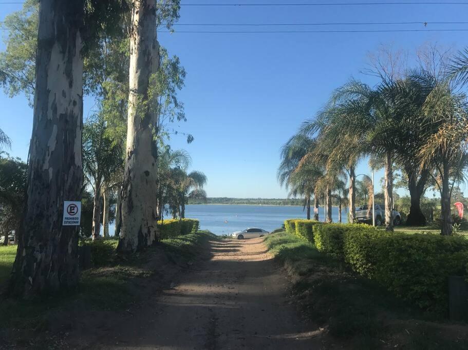Casa frente al lago en barrio privado
