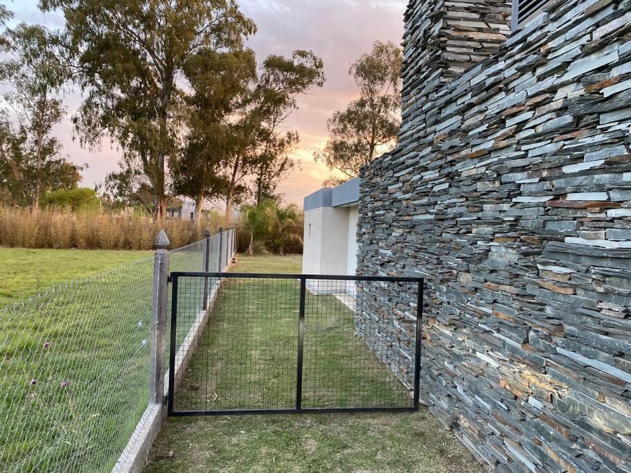 Casa frente al lago en barrio privado