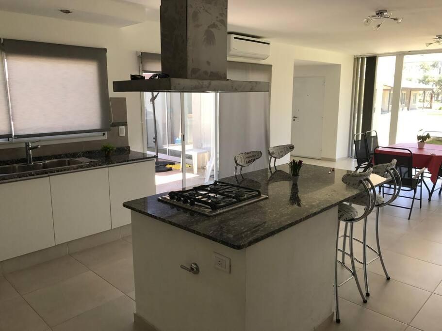 Casa frente al lago en barrio privado - Image 2