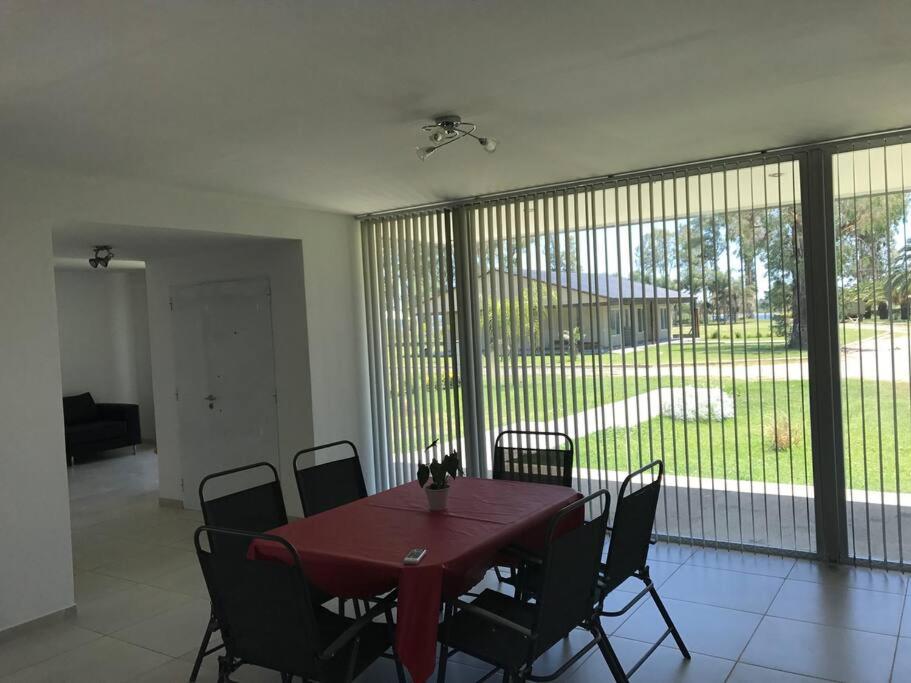 Casa frente al lago en barrio privado