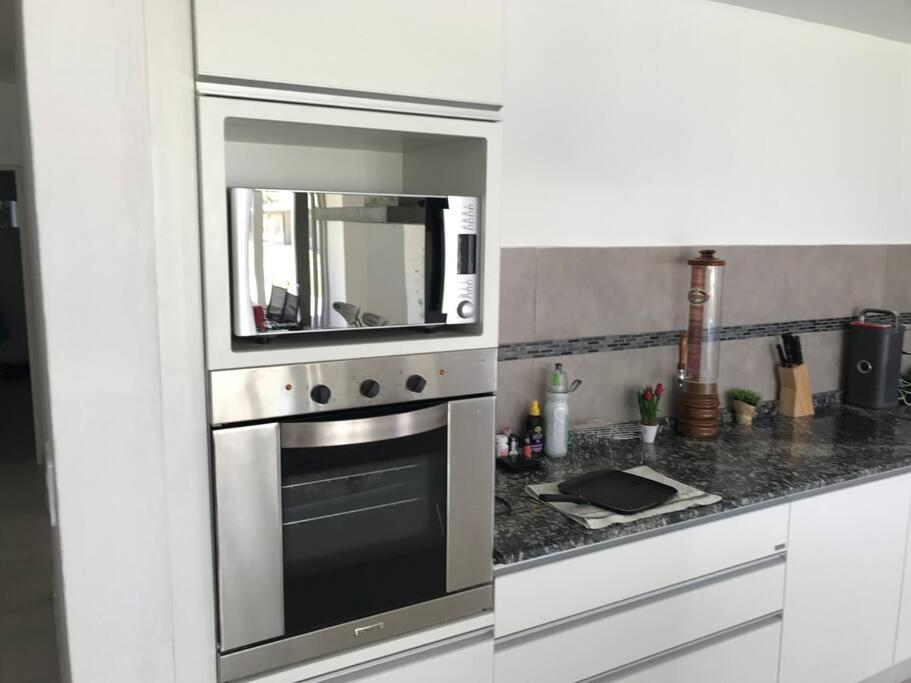 Casa frente al lago en barrio privado