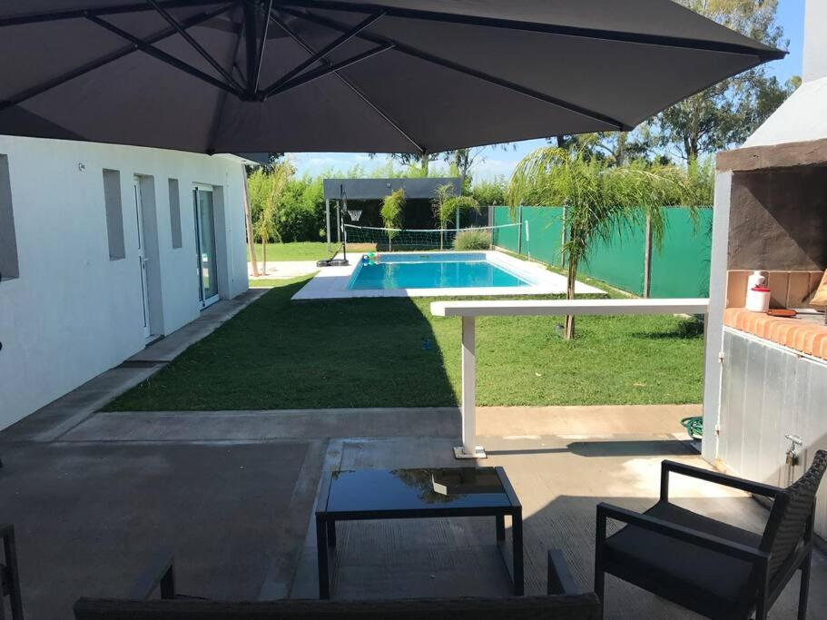 Casa frente al lago en barrio privado