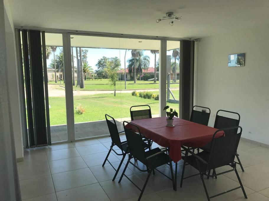 Casa frente al lago en barrio privado