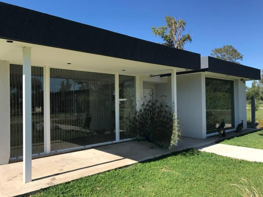 Casa frente al lago en barrio privado - Image 1
