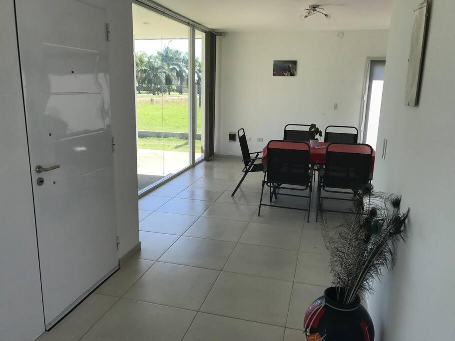 Casa frente al lago en barrio privado