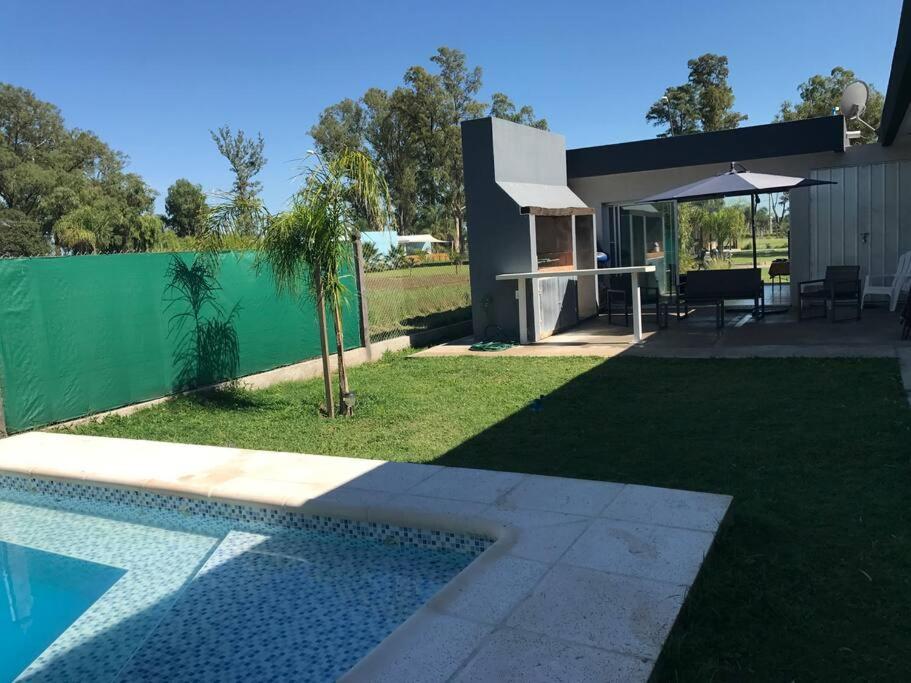 Casa frente al lago en barrio privado