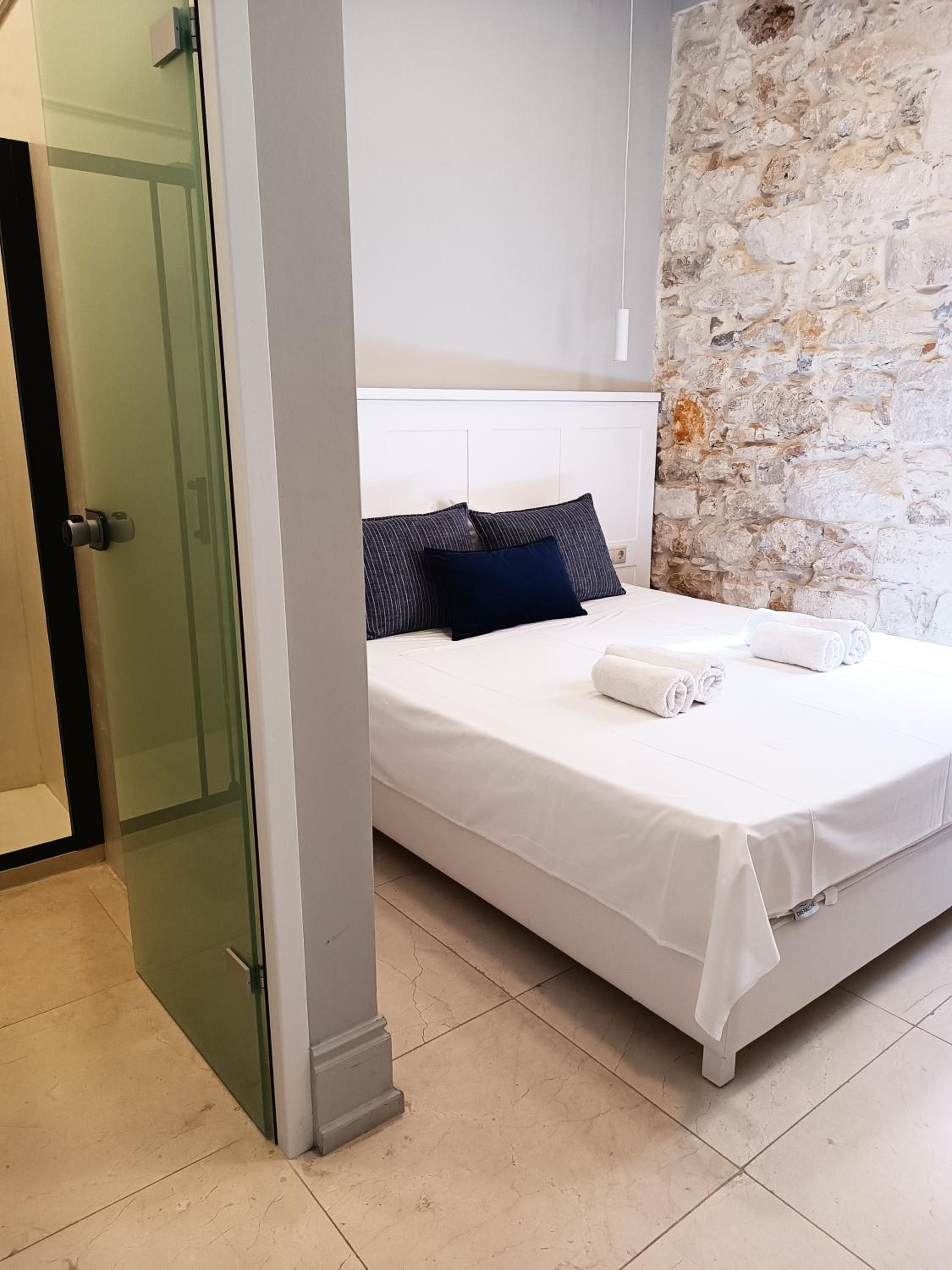 Candia Suites & Rooms