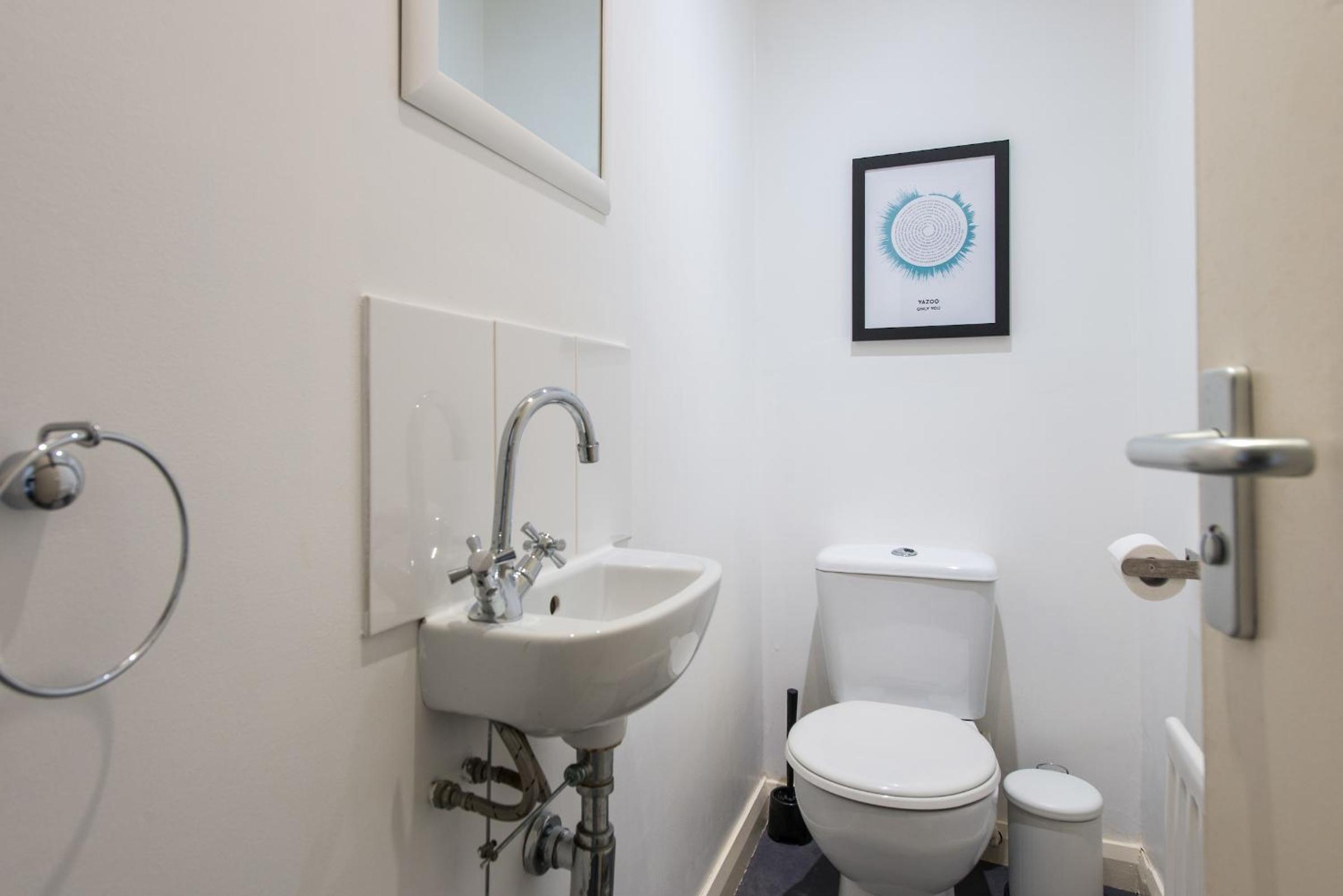 Downtown and central 1 bed in Edinburgh view 2