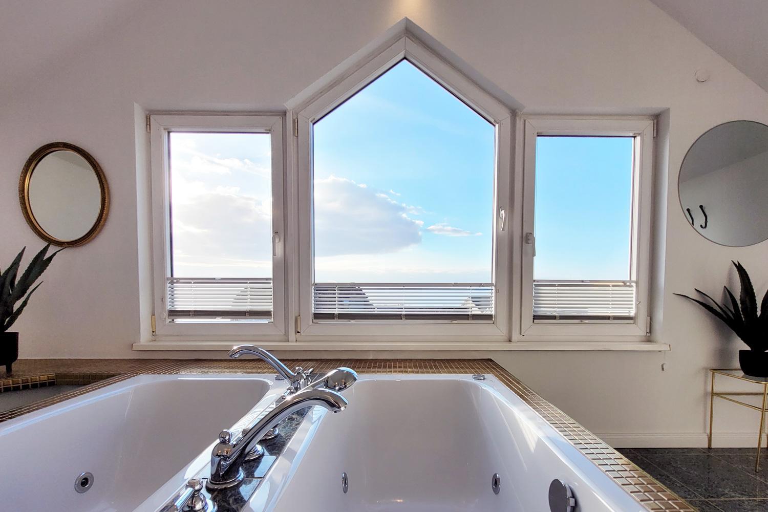 Große Penthouse Ferienwohnung mit Meerblick, Sonnenterrasse & Luxusbad von 