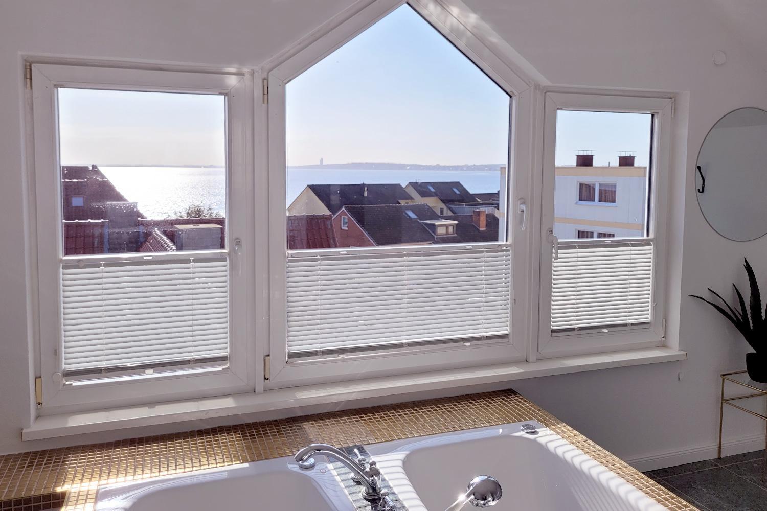 Große Penthouse Ferienwohnung mit Meerblick, Sonnenterrasse & Luxusbad von 