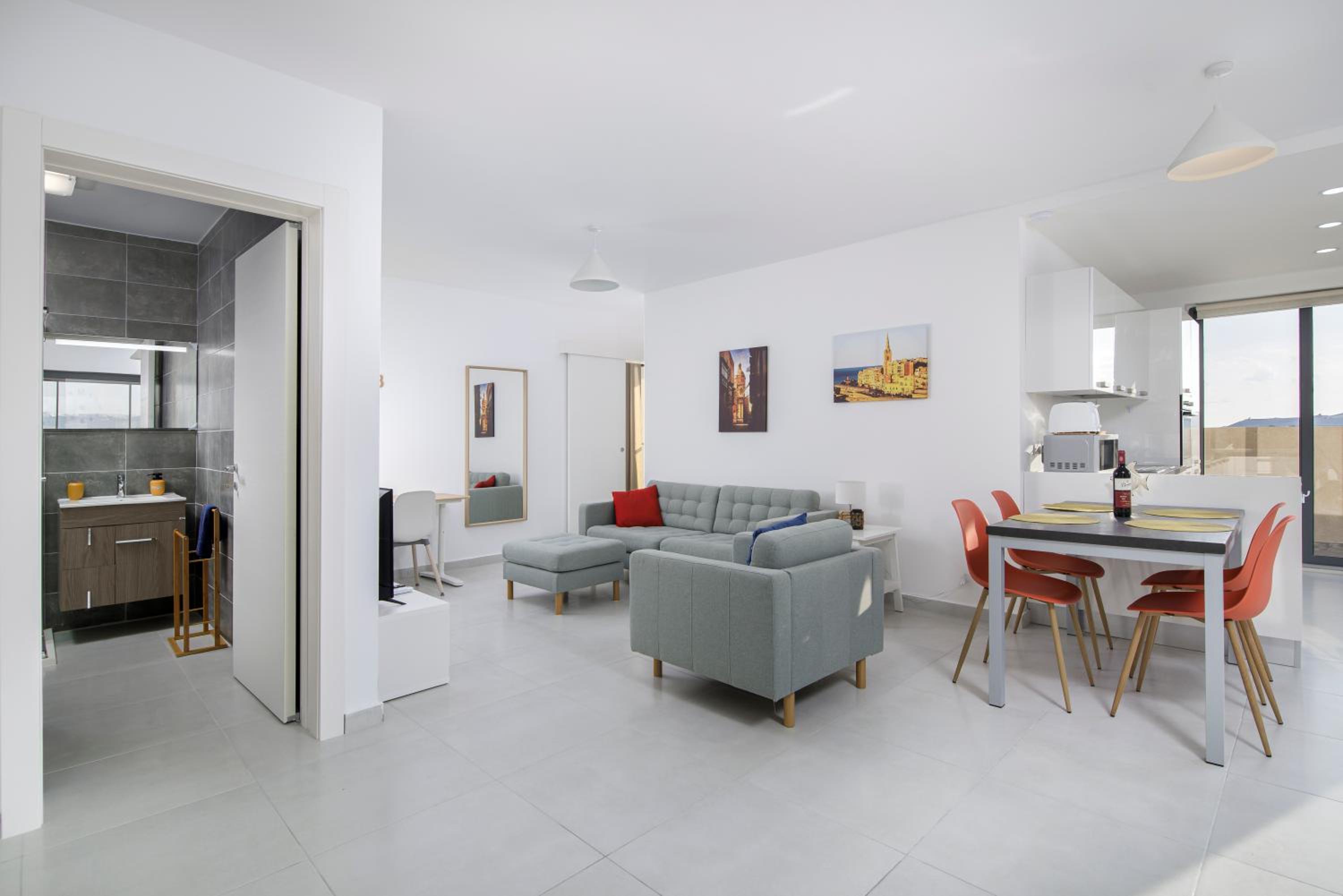 Modern 2 BR Penthouse with Huge Terrace and Sea Views - 2 mins from sea - Qawra photo 2