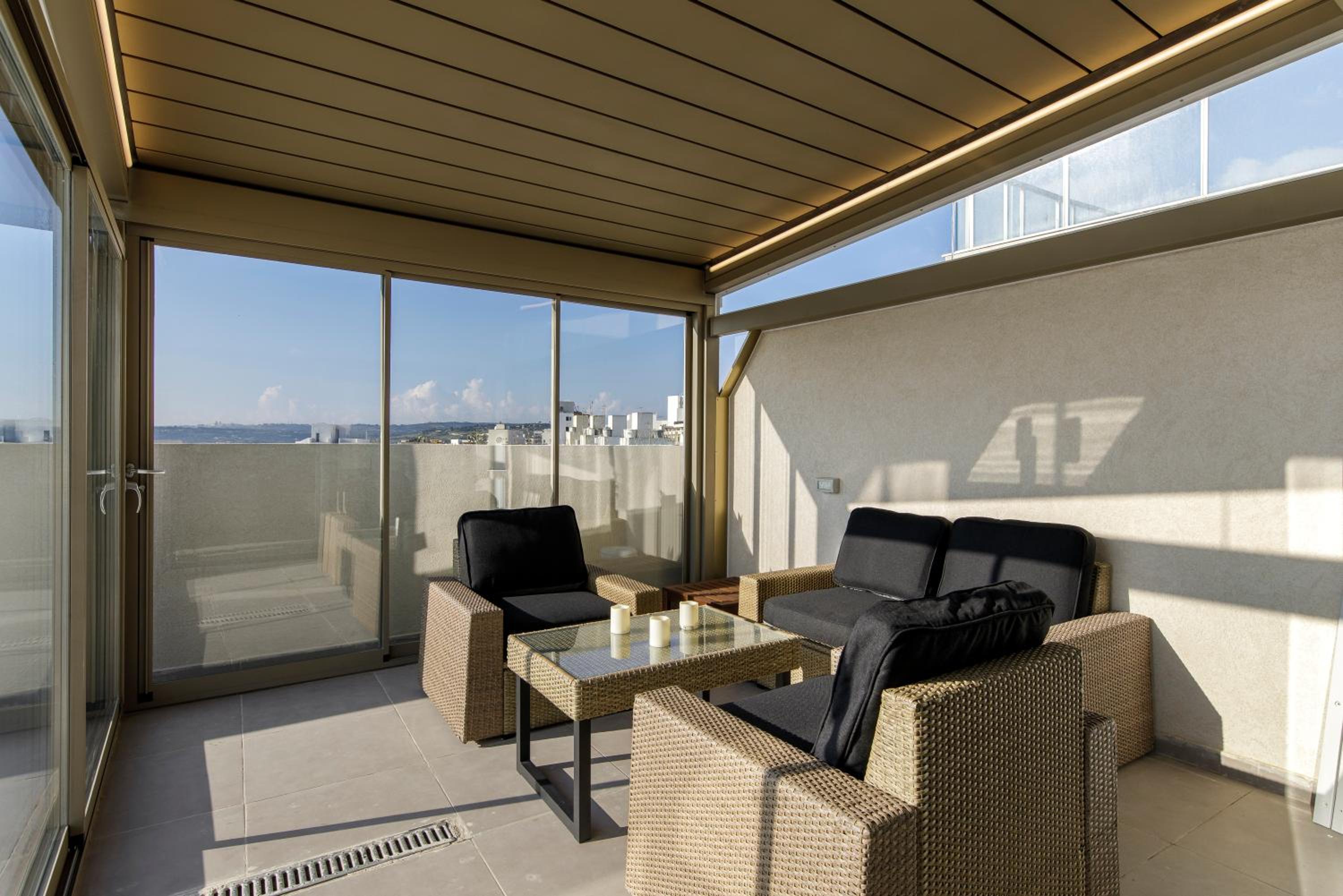 Modern 2 BR Penthouse with Huge Terrace and Sea Views - 2 mins from sea - Qawra photo 1