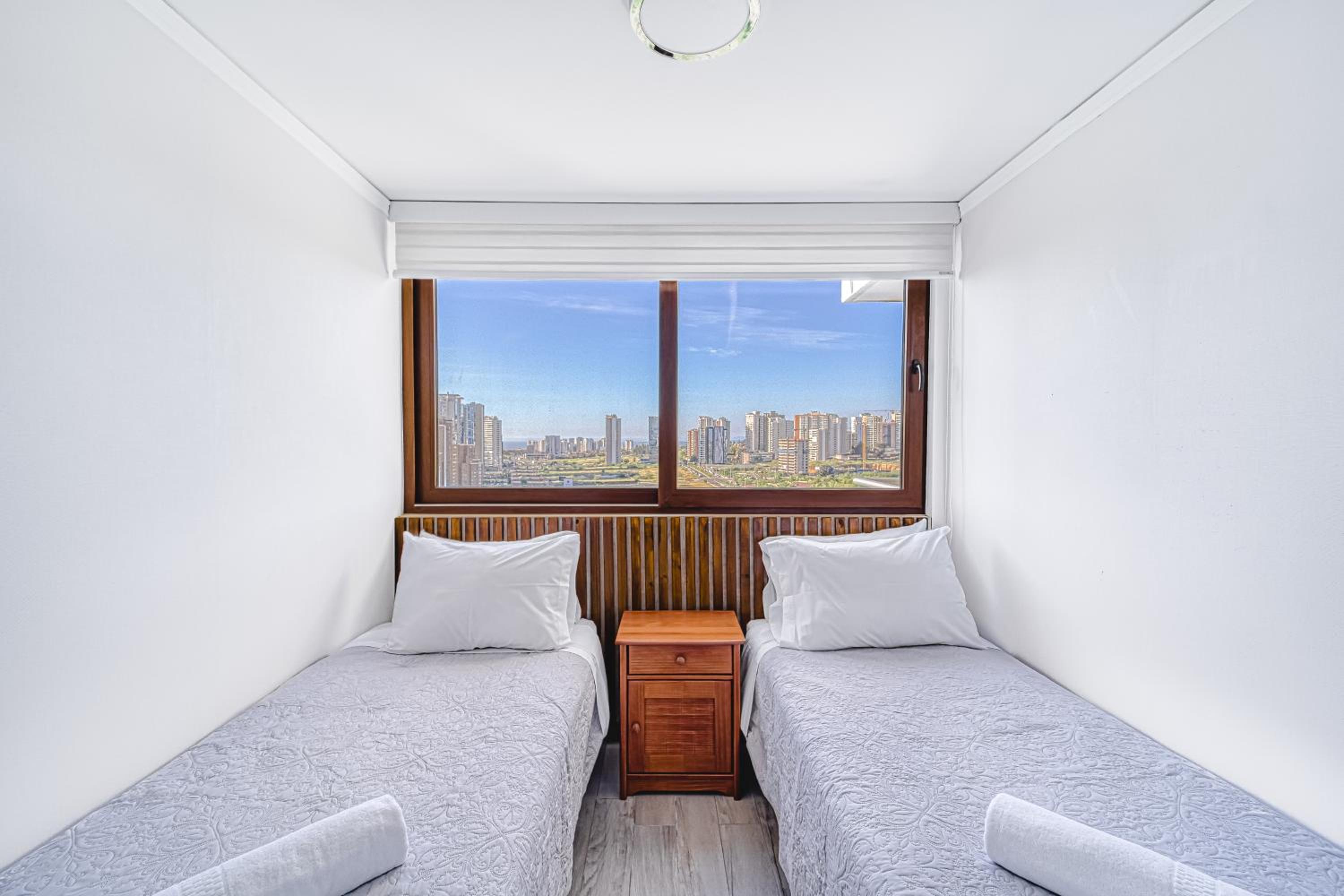 Wood Summer 2B W/Parking, Wifi & View.