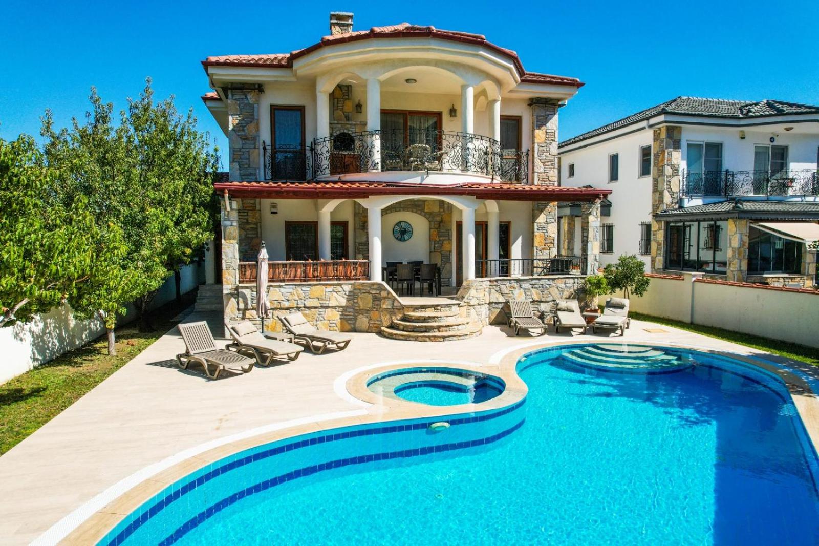 Hot tub-Fireplace-Pets-Sleeps 11-Bbq-Pool-Parking view 3