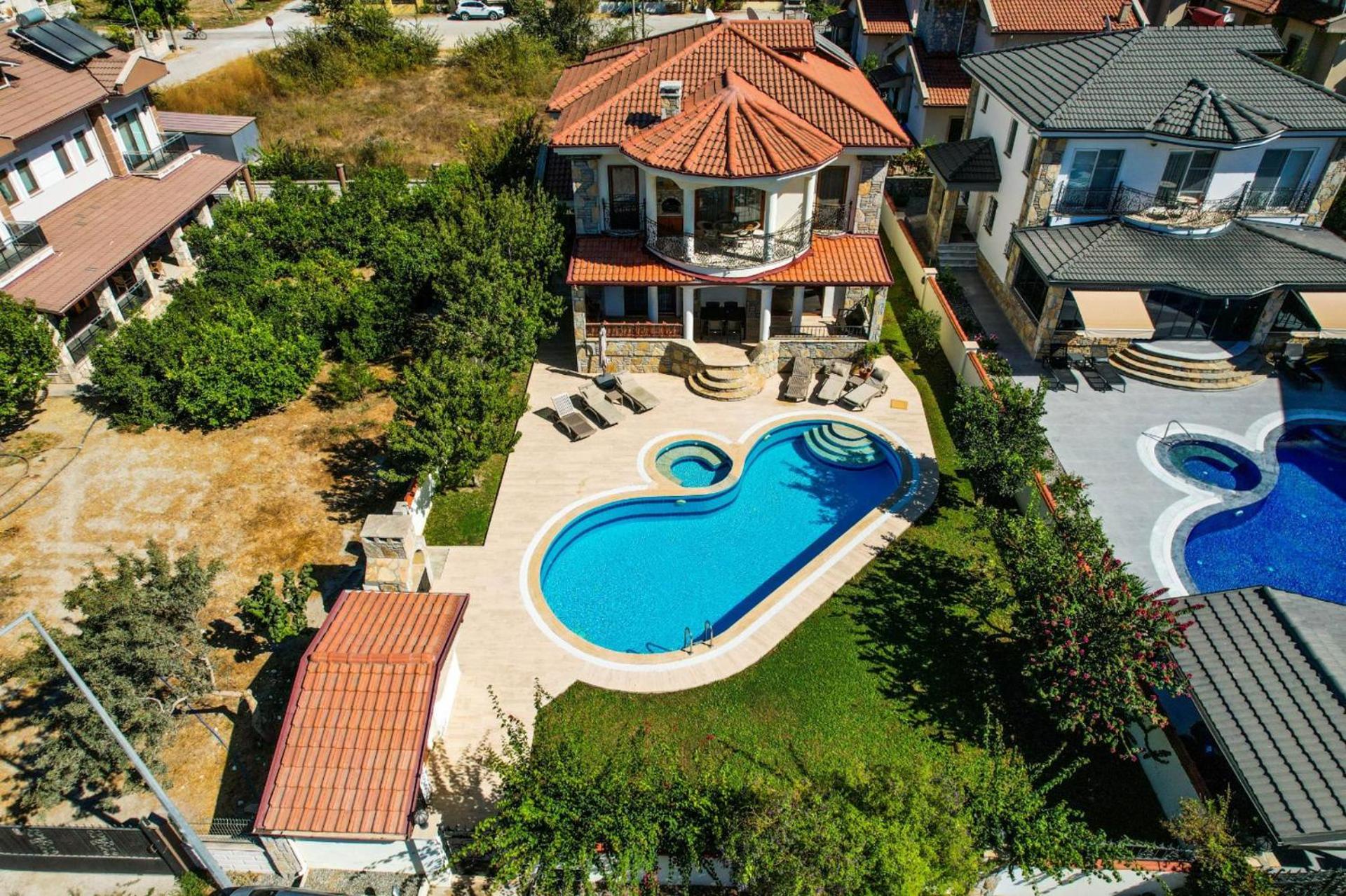 Hot tub-Fireplace-Pets-Sleeps 11-Bbq-Pool-Parking view 4