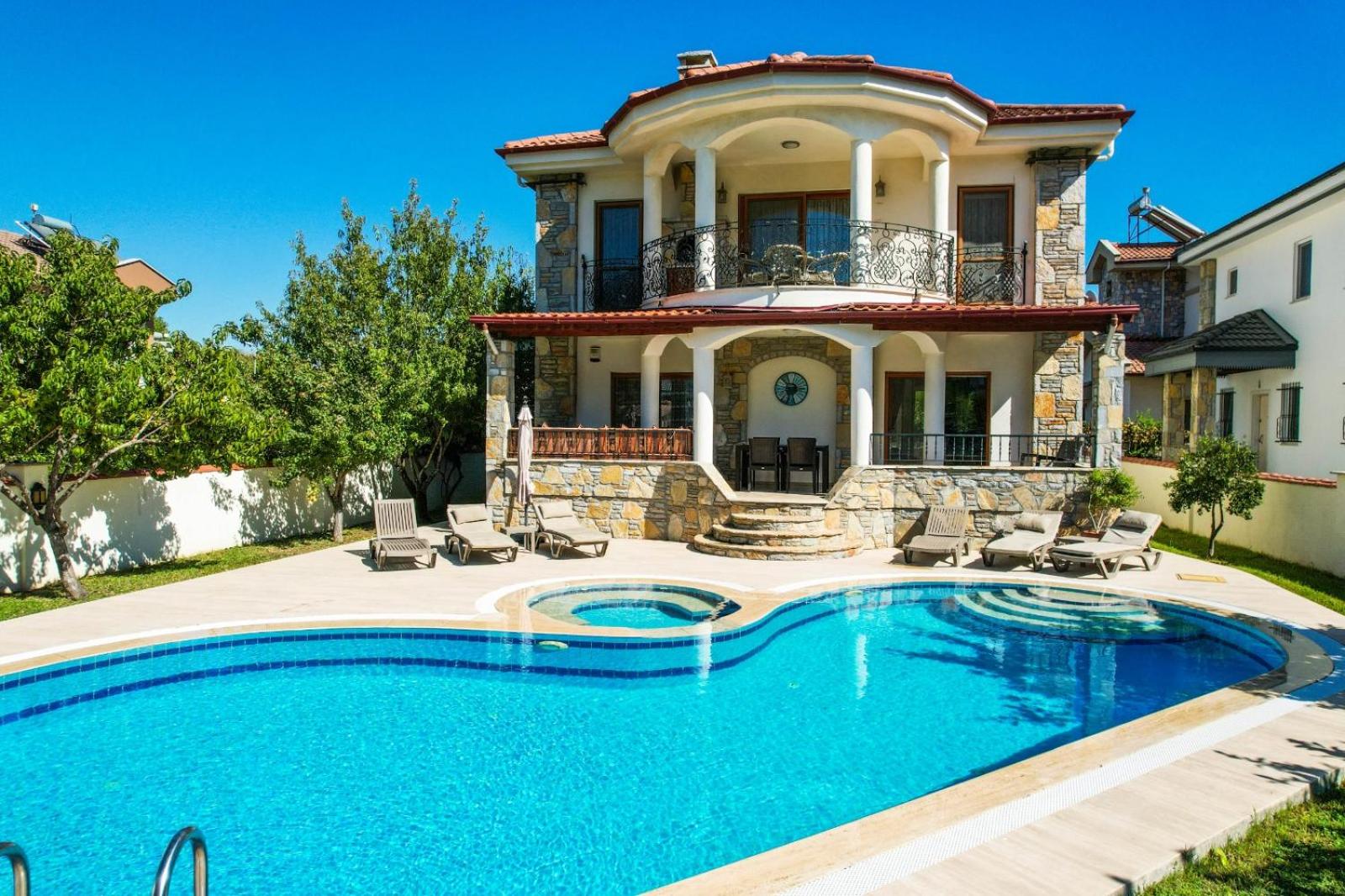 Hot tub-Fireplace-Pets-Sleeps 11-Bbq-Pool-Parking view 5