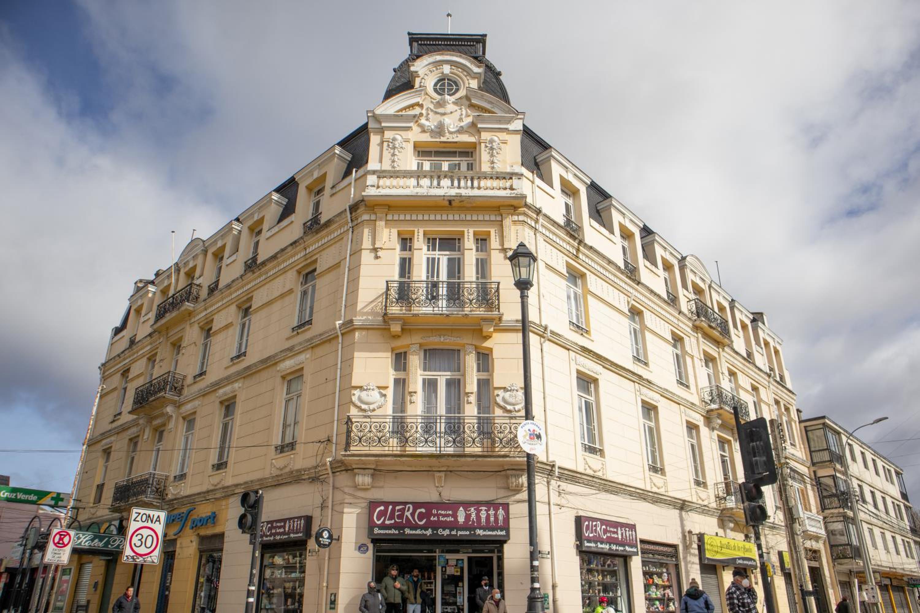 Hotel Plaza - Image 1