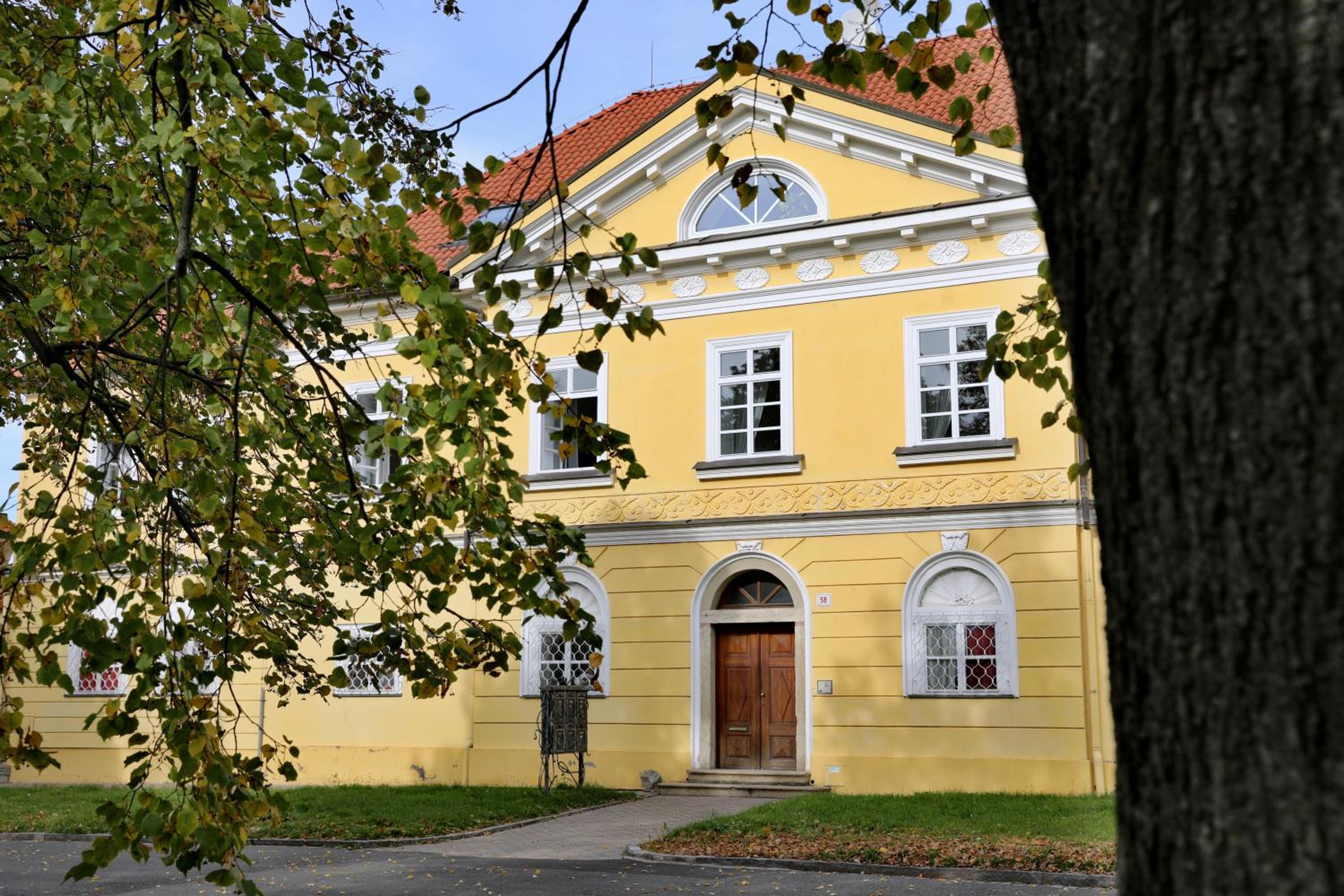 Hotel Luxusní apartmán s empírovými freskami v centru Čáslavi - Image 1