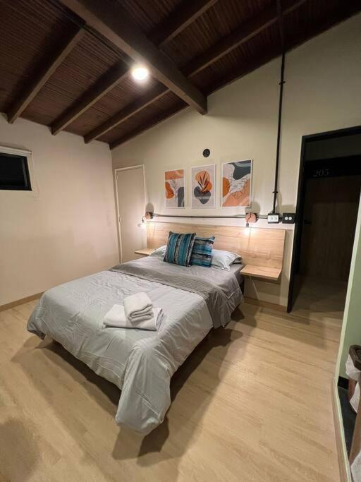 Inmueble cerca al estadio NID204 By Roots Rentals
