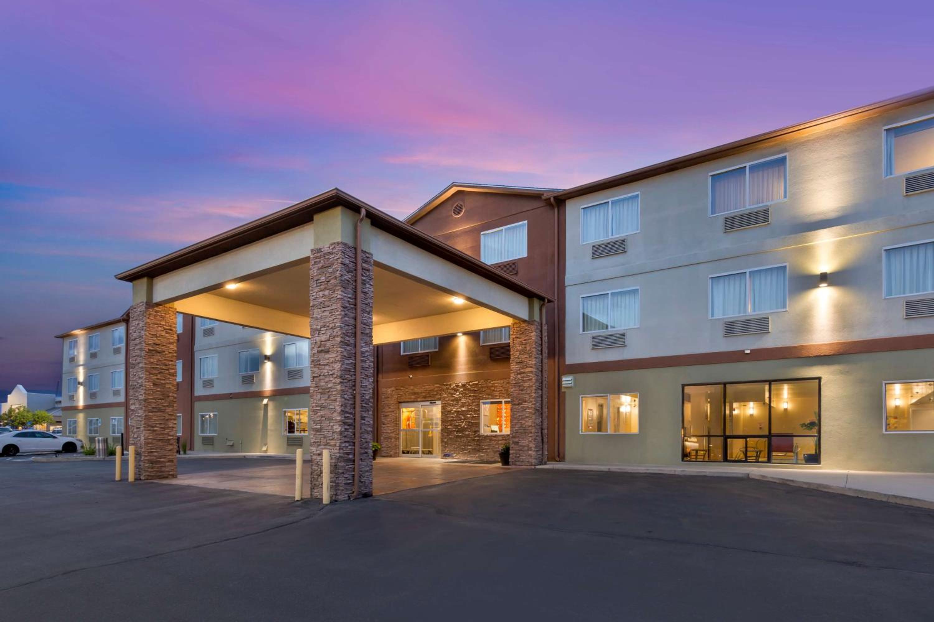 Hotel Best Western Plus the Four Corners Inn - Image 1