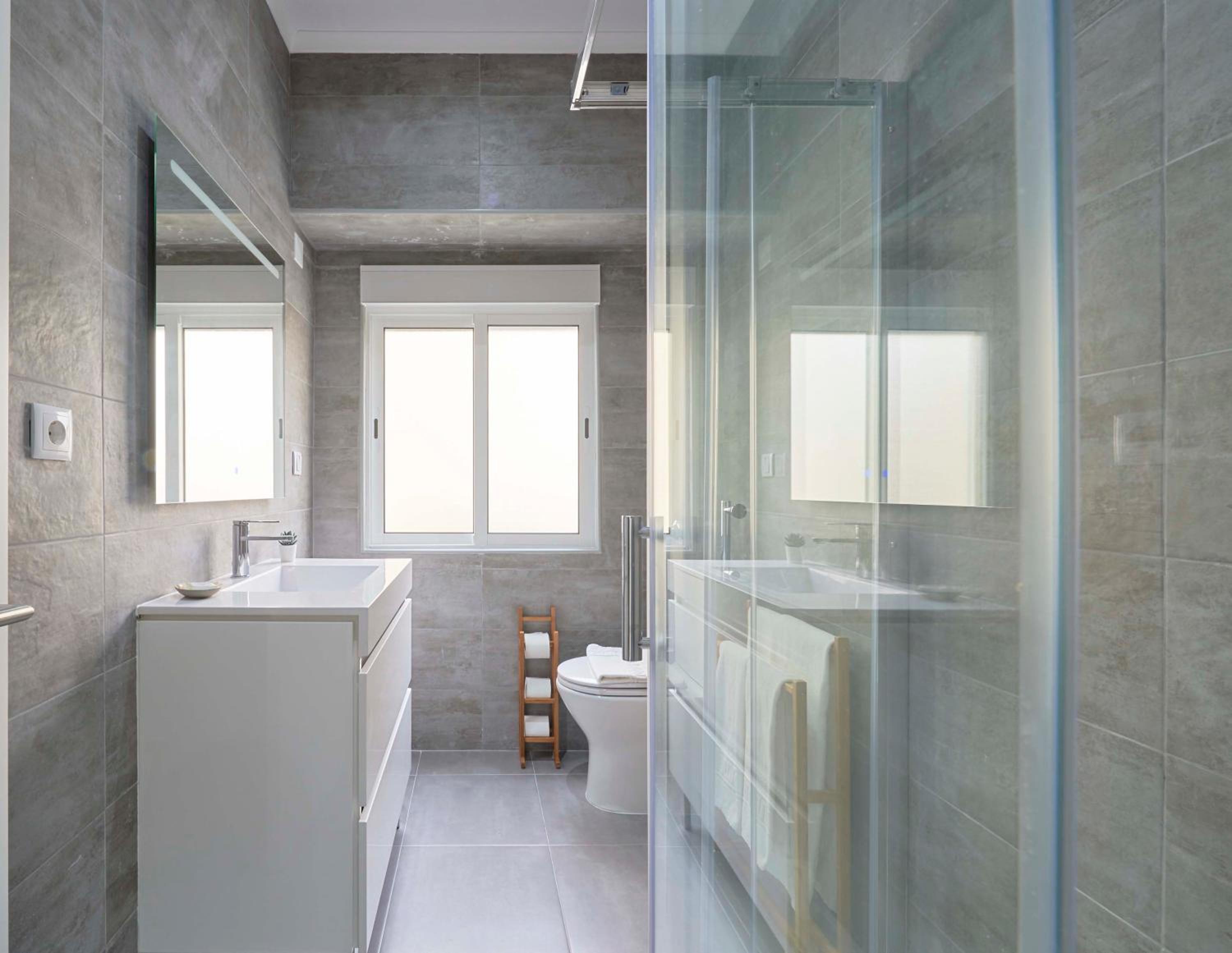 Spacious & Light-Filled 4BR Apartment By TimeColer - Image 4